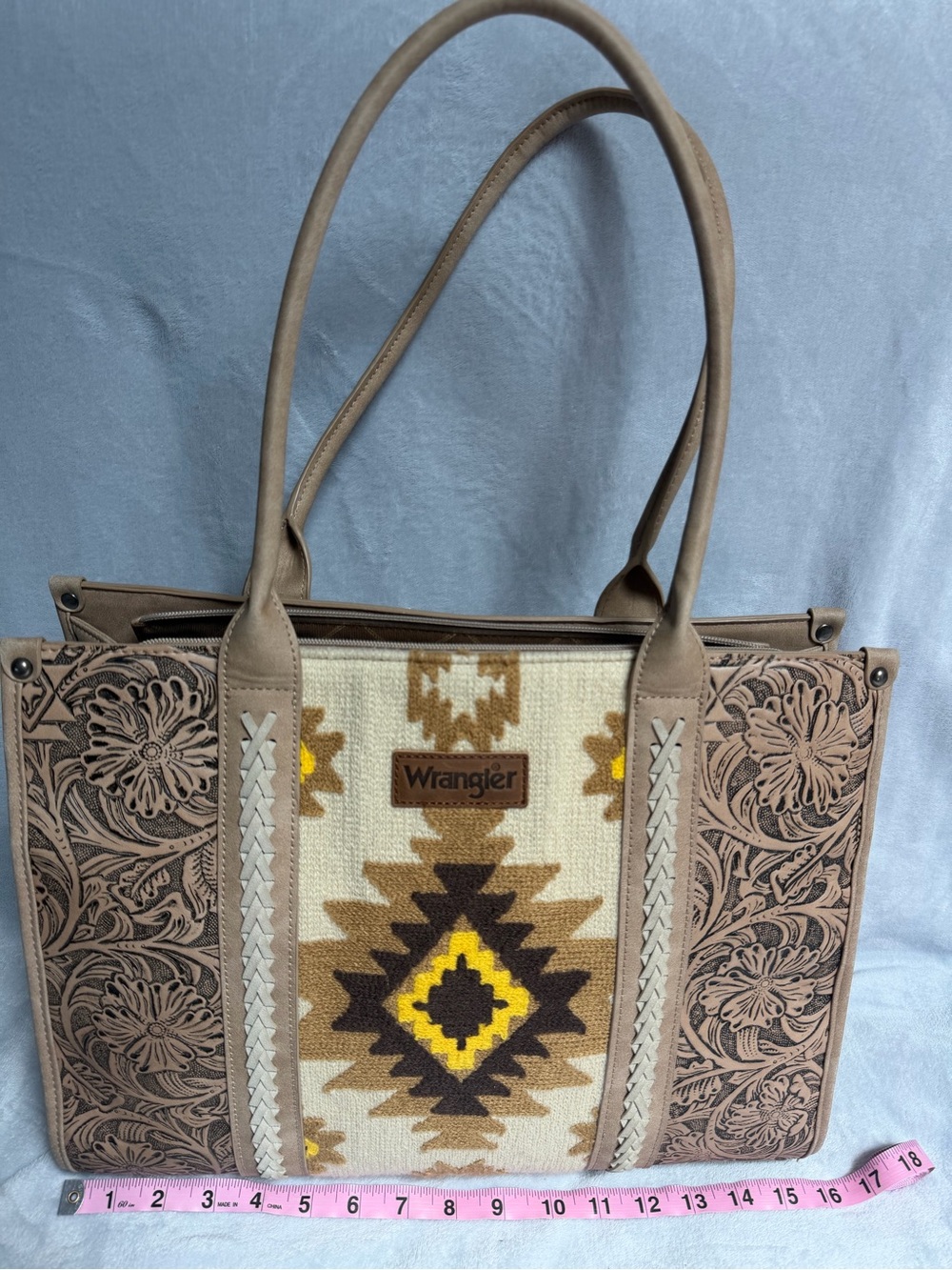 Wrangler Tooled Aztec Knitted Wide Tote — Concealed Carry | Tan/Beige Southwest